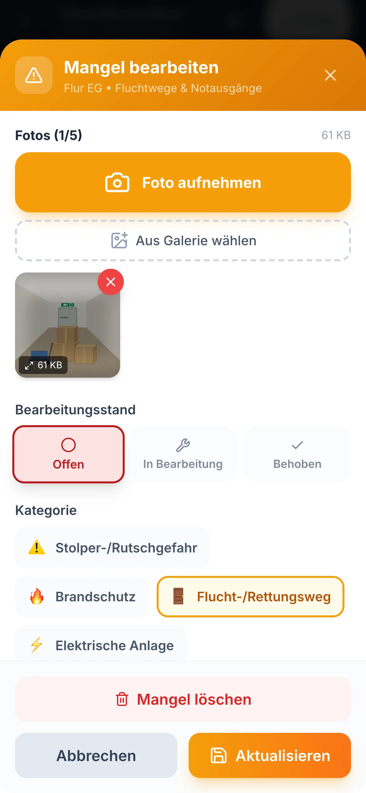 Ein Mangel mit Foto, Kategorie, Dringlichkeit und Bearbeitungsstand.
